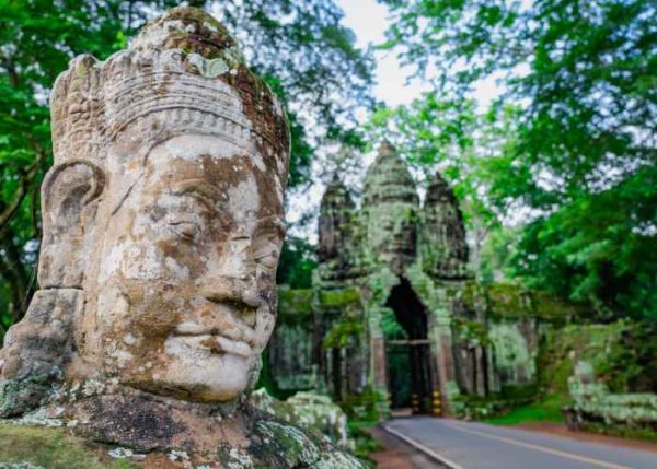 Experience the Best of Angkor Wat and Angkor Thom in One Day Tour - discovering Angkor Thom and Angkor