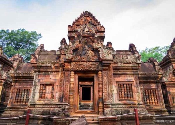 1 Day-Tour to Beng Mealea, Banteay Srei, Banteay Kdei and Ta Prohm Temples with us