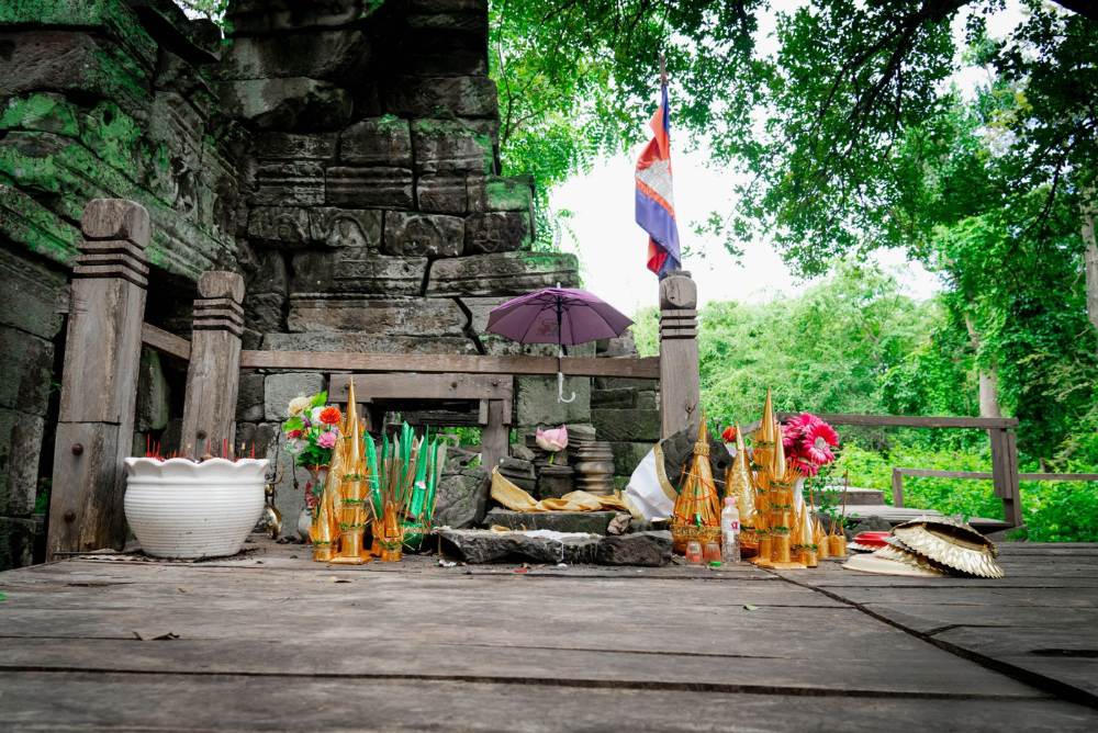 Banteay Chhmar Tour - Stone Bas-Relief Carvings of Khmer Soldiers and Battle Scenes on Temple Walls