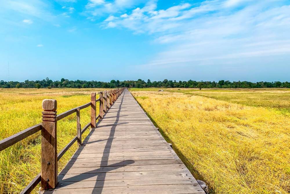 Prasat Mebon Tour - Angkorian Temple Stone Architecture and Carved Towers at Banteay Chhmar Satellite Temple Cambodia