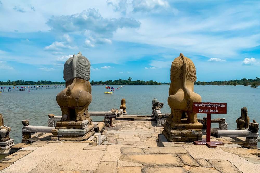 Prasat Mebon Tour from Siem Reap - Wide View of 1500 Meter Ancient Baray Reservoir Built by King Jayavarman VII