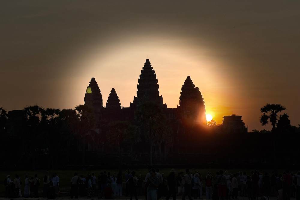 4 days 3 Nights Sunrise Tour Floating Village and Private Car with Private Driver and Robam Theatre Apsara Dinner